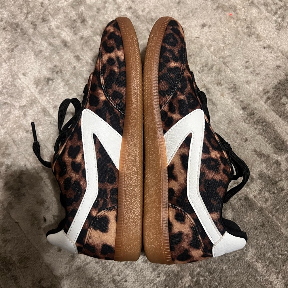 Women's Voyage Low Line Lace-Up Sneakers